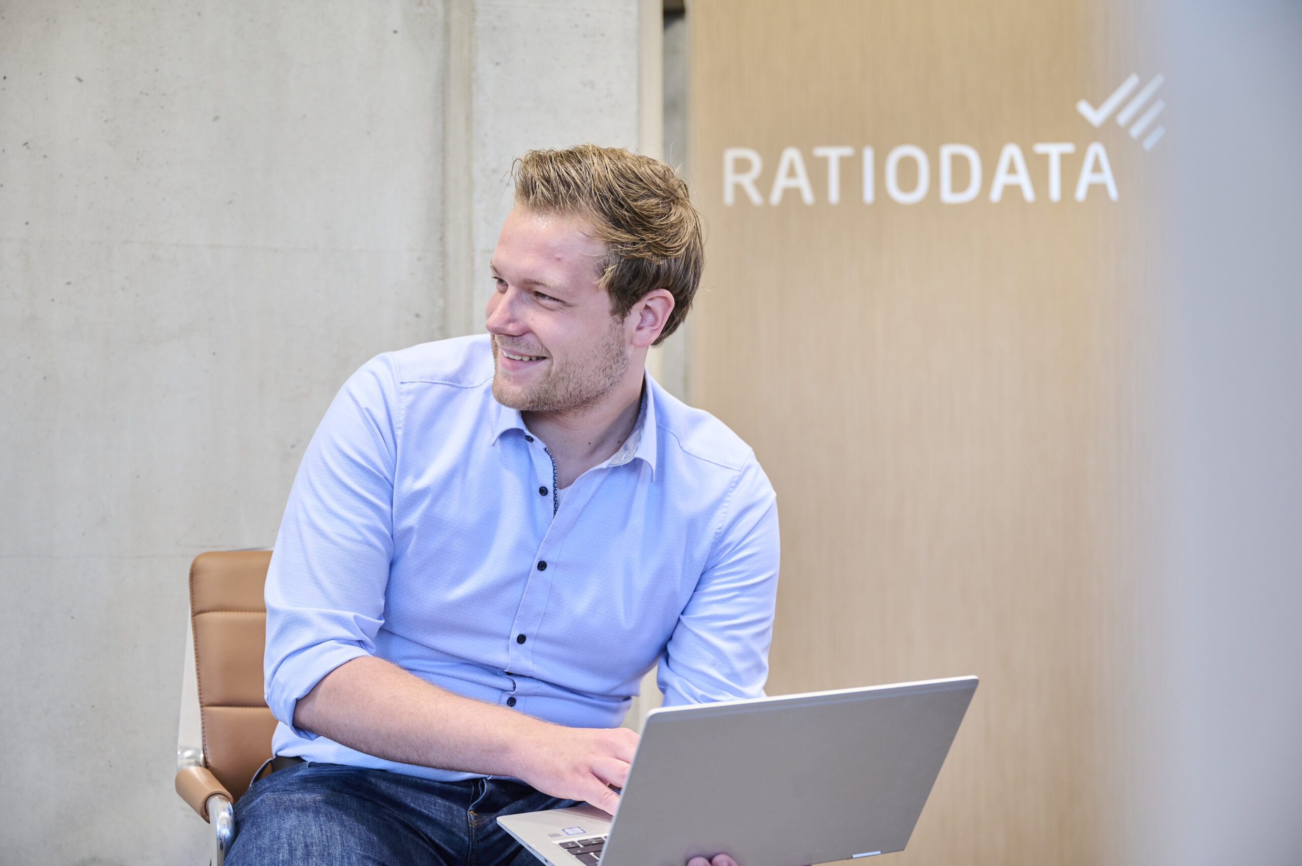 Man mit Laptop auf dem Schoß