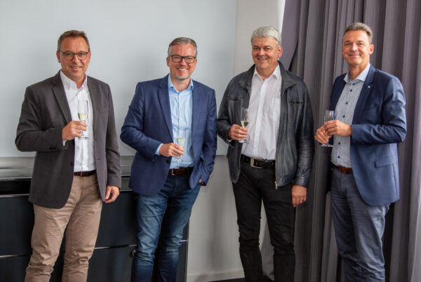 Detlef Thiemann (Mitglied der Geschäftsleitung GWS), Dr. Michael Stanka (Vorstand Ratiodata SE), Klemens Baumgärtel (Vorstand Ratiodata SE) und Udo Lorenz (Geschäftsführer der GWS) bei der Vertragsunterzeichnung