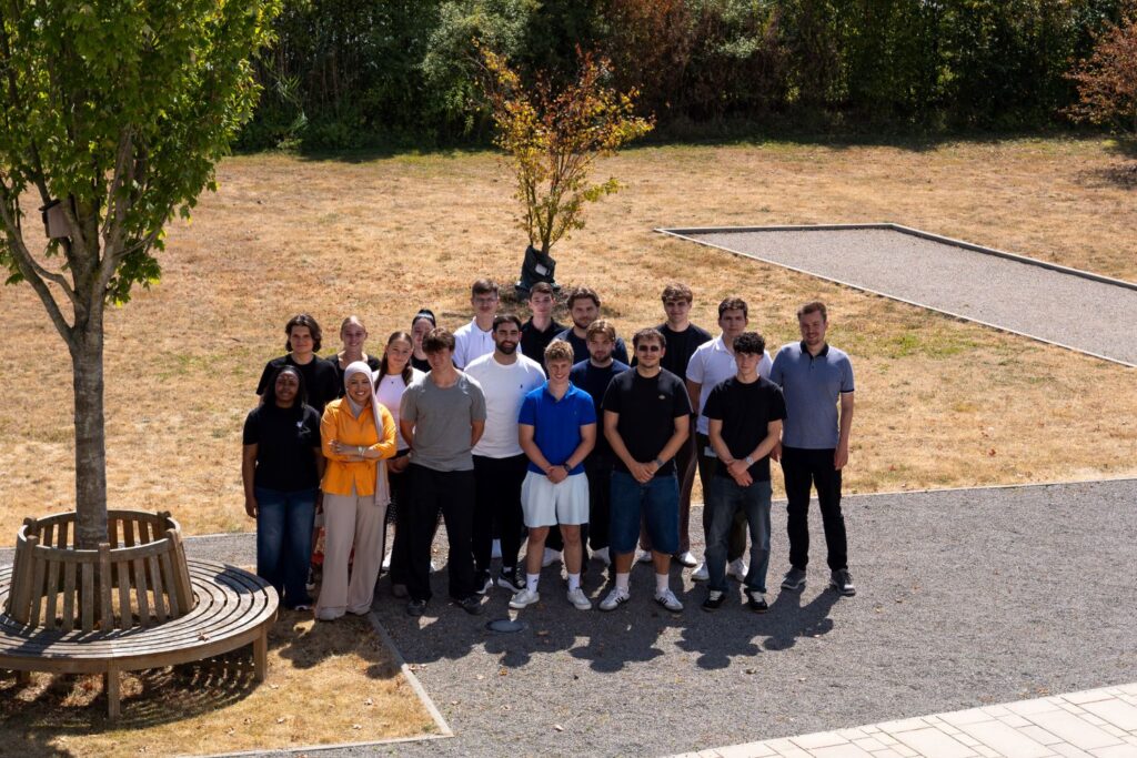 Gruppenbild der 18 neuen Auszubildenden der Ratiodata draußen
