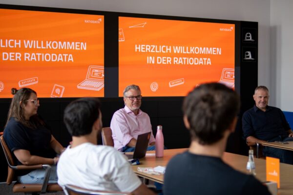 Michael Stanka und Markus Kons aus dem Vorstand begrüßen die Azubis persönlich