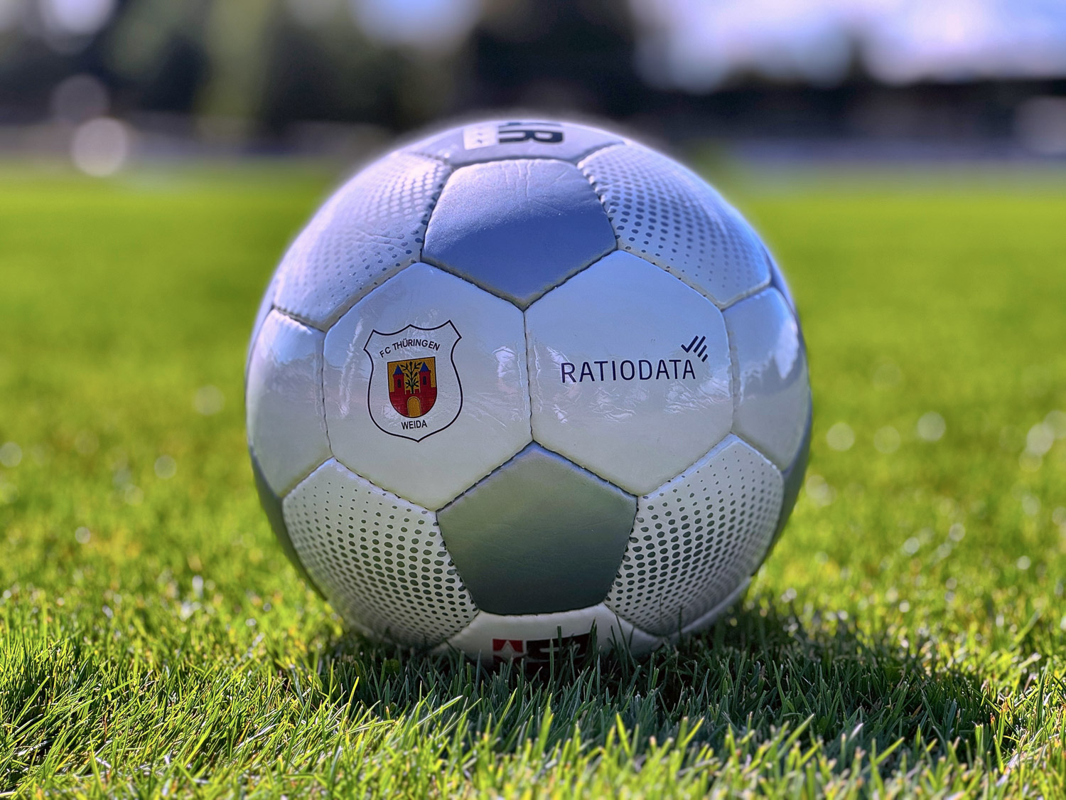 Mit Logos der Ratiodata und des FC THüringen Weida gebrandeter Fußball