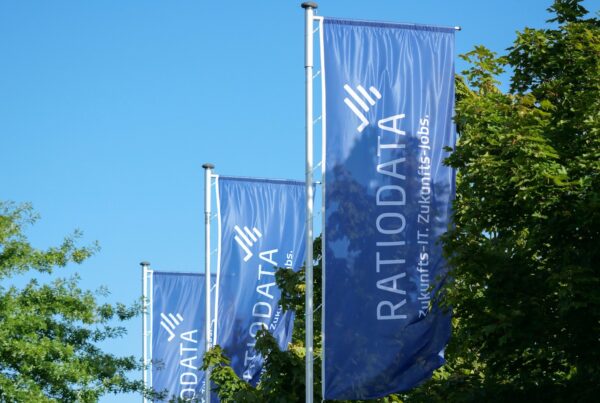 Drei blaue Fahnen mit Ratiodata Logo.