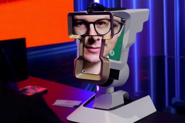 Smartphone-Display, auf dem dem ein digitaler Avatar zu sehen ist, dem Fragen gestellt werden können.