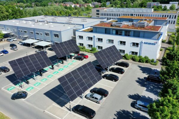 Vier große Solartrackeranlagen auf dem Parkplatz der Ratiodata am Standort in Münster