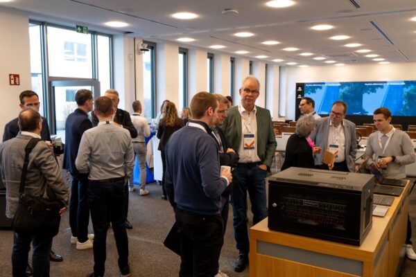 Vertriebsmitarbeiter der Ratiodata im Gespräch mit Kunden an den Marktständen bei der Ratiodata Roadshow 2026