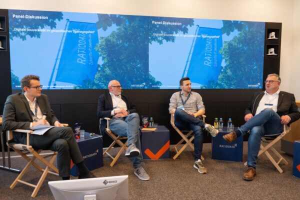 Panel-Diskussion au der Ratiodata Roadshow 2026 moderiert von Florian Sielemann (links)