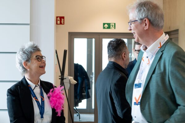 Austausch zwischen Vertriebsmitarbeiterin und Kunde bei der Ratiodata Roadshow 2026