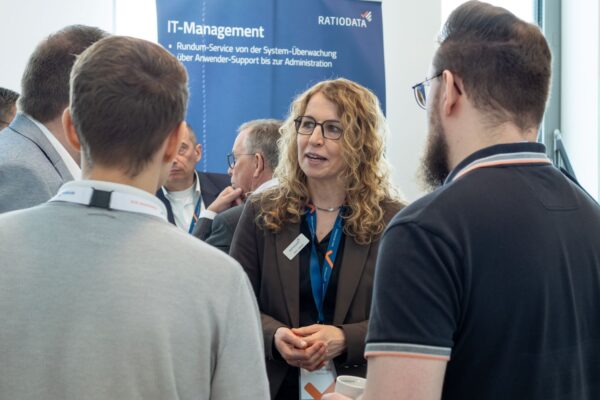 Austausch zwischen Vertriebsmitarbeiterin und Kunden bei der Ratiodata Roadshow 2026