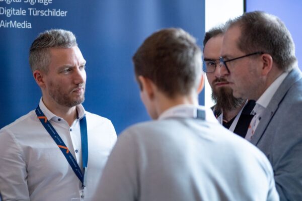 Austausch zwischen Vertriebsmitarbeiter und Kunden bei der Ratiodata Roadshow 2026