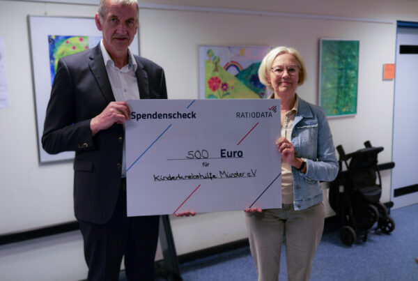 Christoph Lohaus (Ratiodata) und Anette Blomberg (stellvertretende Vorsitzende der Kinderkrebshilfe Münster e. V.) bei der symbolischen Scheckübergabe