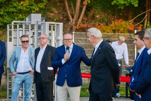 Ministerpräsident des Freistaats Thüringen, Mario Voigt, mit Klemens Baumgärtel bei seiner Eröffnungsrede des neuen Standorts