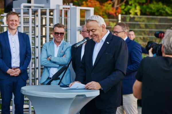 Klemens Baumgärtel aus dem Vorstand der Ratiodata bei seiner Eröffnungsrede des neuen Standorts in Weida